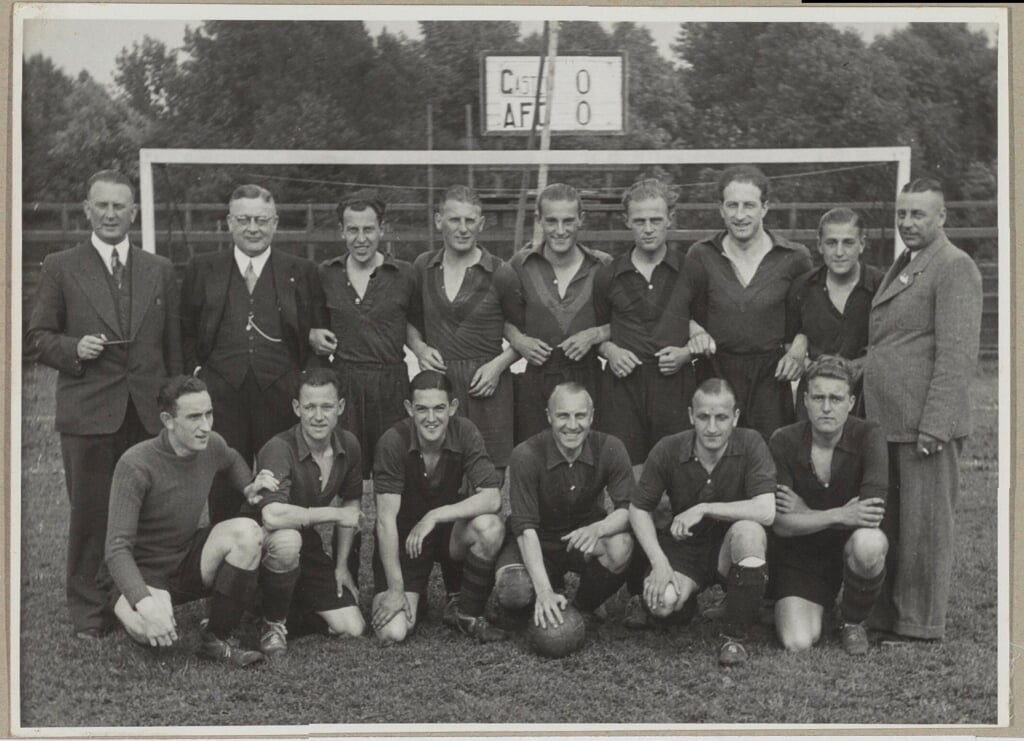 Het voetbalteam met Gerrit Nieuwkamp (staand, vierde van rechts) (Foto: Archief AFC)