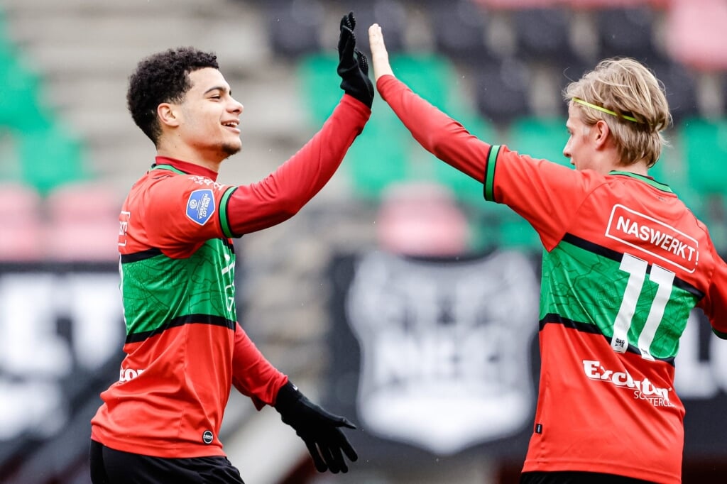 Elayis Tavsan (links) viert zijn doelpunt met Magnus Mattsson. (Foto: Orange Pictures)