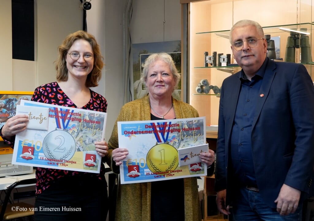 Uit handen van voorzitter Henk van Eimeren ontvangen Helmie De Koning en Linda Nagtzaam respectievelijk de eerste en tweede prijs. (foto: Foto Van Eimeren)