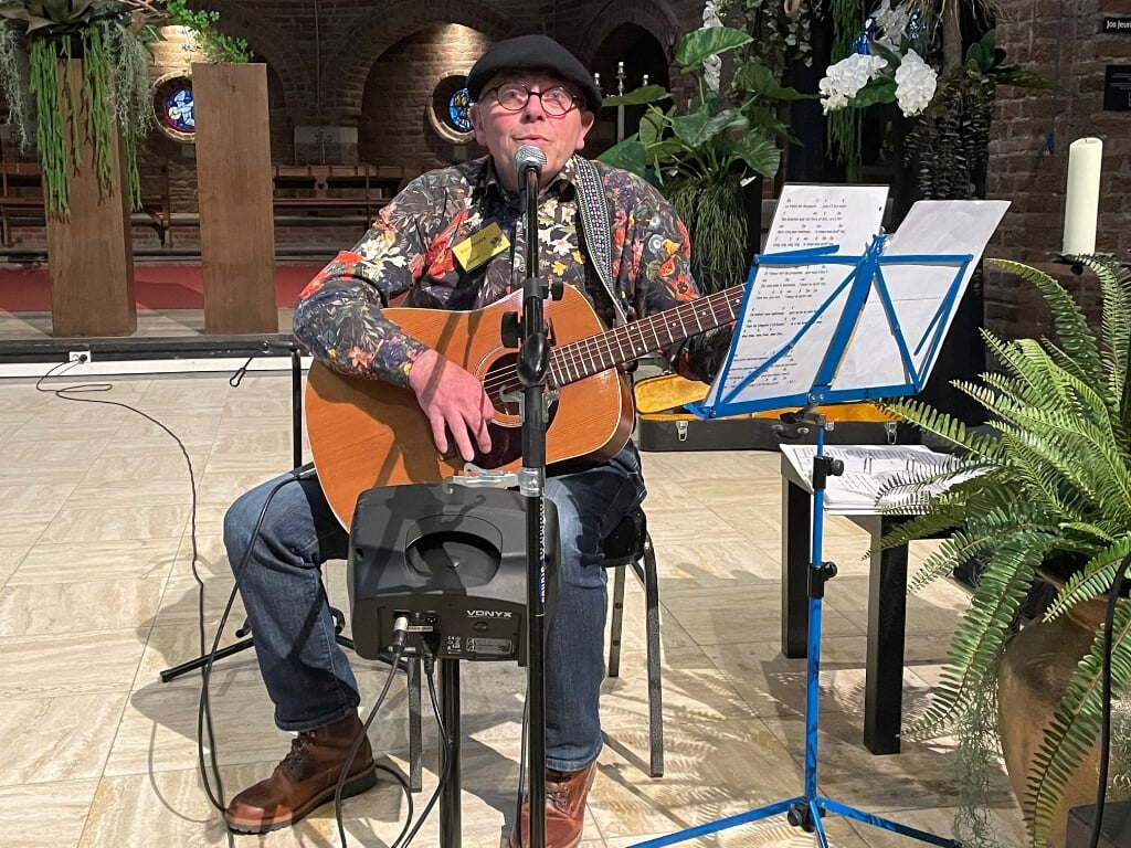 Alain Bruyère zingt chansons tijden het Alzheimer Café Lingewaard. (foto: Elise Werkman)