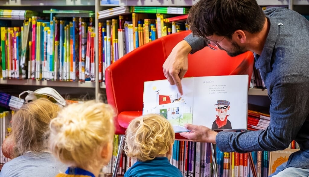 Tijdens Boek & Spel luisteren kinderen eerst naar een mooi verhaal. (Foto: Marcel Krijgsman)