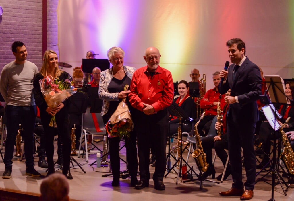 De jubilarissen Nadia Verhoeven (met partner), Frans Jetten (met dochter) en burgemeester Joeri Minsis. (eigen foto)
