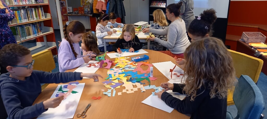 Kinderen genieten van het kindercollege in bibliotheek Groesbeek. (foto: Joop Verstraaten)