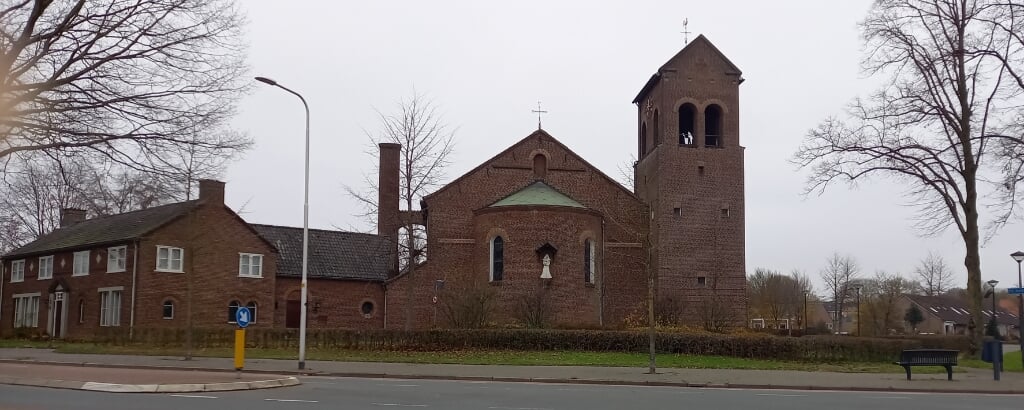 Sint-Antoniuskerk met sacristie wordt mogelijk een multifunctioneel dorpshuis. (foto: Joop Verstraaten)