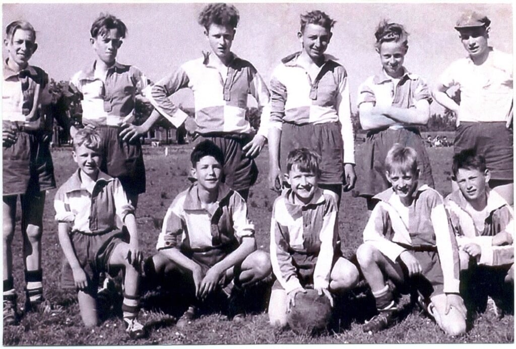 Bart begon zijn voetbalcarriere bij SDZZ. Op deze foto staat hij tweede van links.