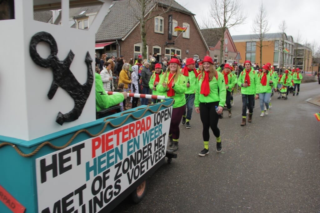 Een carnavalsgroep tijdens de Millingse optocht beeldde het idee uit ‘Hxt Pieterpad lopen heen en weer met of zonder het Millings voetveer'. (foto: Peter Hendriks)
