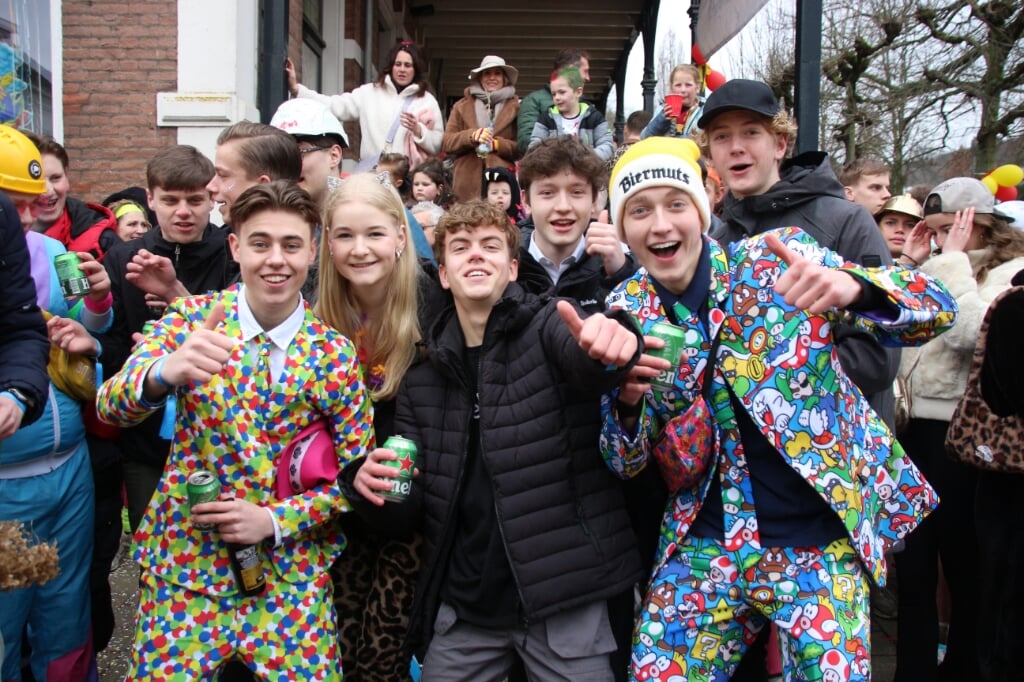 De jeugd in Beek geniet met volle teugen. (foto: Bert Roodbeen)