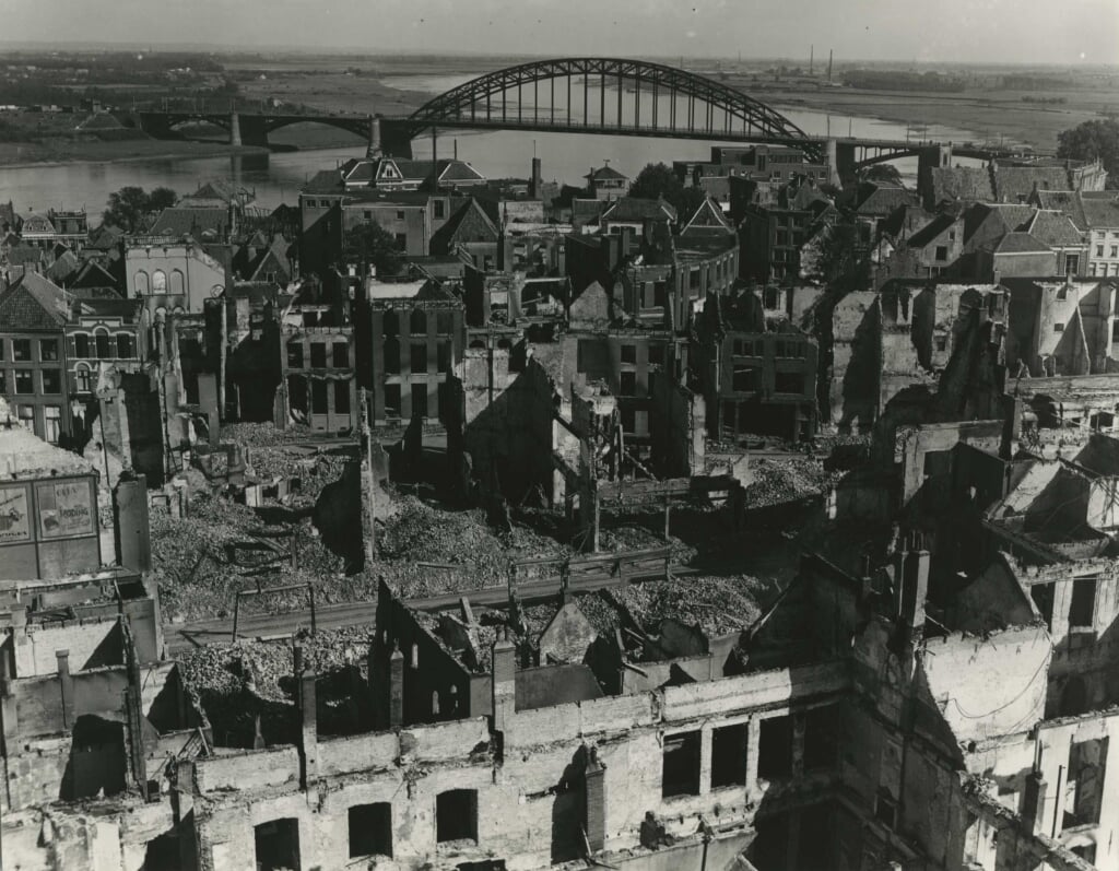De verwoeste Nijmeegse binnenstad. (Foto: Archief Vrijheidsmuseum) 