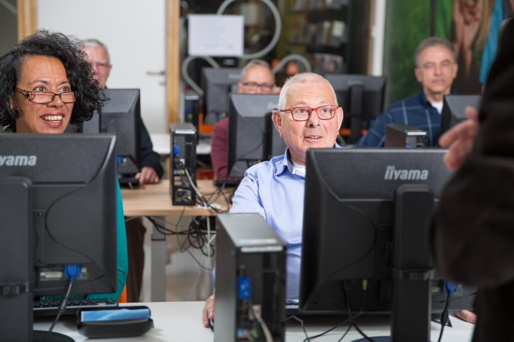 Senioren achter de computer. (foto: Tjitske Sluis)