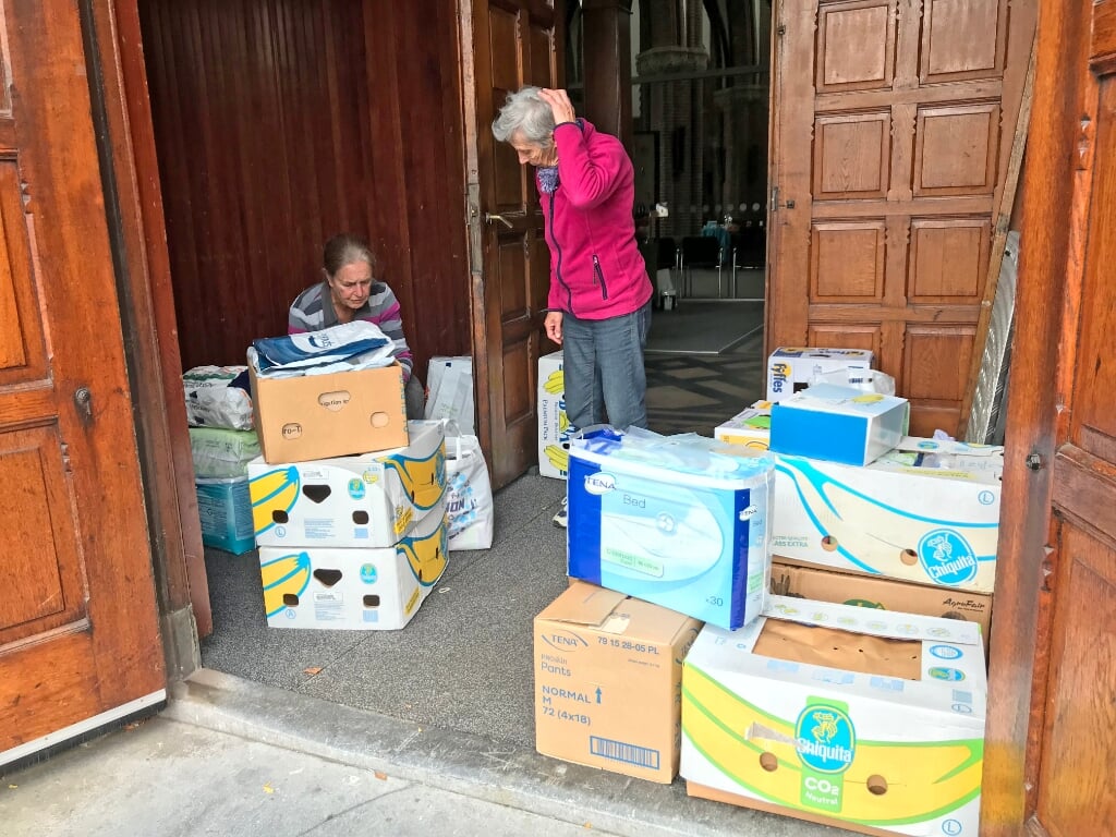 Sorteren van spullen in voorportaal Antonius van Paduakerk. (Foto: Beppie Peters)