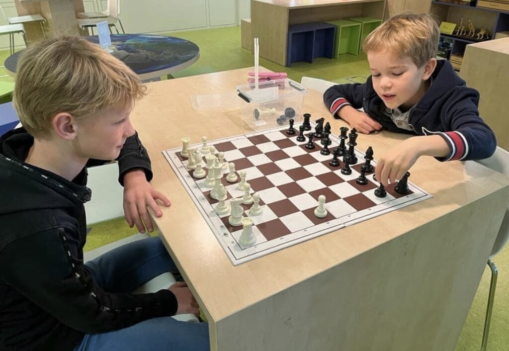 Nog even oefenen voor het schaaktoernooi, op de foto Olivier Ruijter en Gijs Graafland van basisschool De Ontdekking (Foto: Lucille Timens)