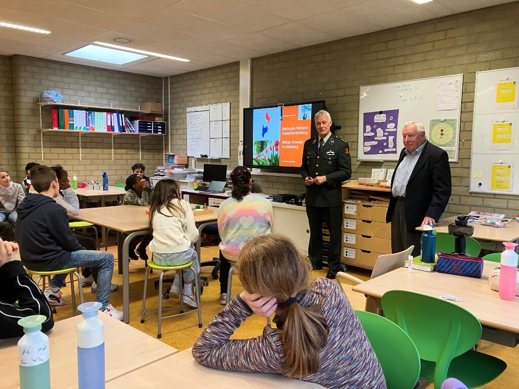 Leerlingen van de Montessorischool Rhenen krijgen uitleg over de Nationale Militaire Dodenherdenking op 4 mei. (foto: Piet Korporaal)