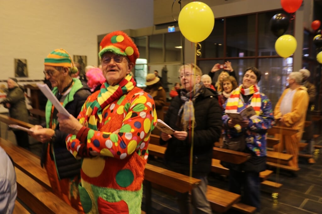 Carnavalsvierders in de kerkbanken.  (Foto: Eric van Haalen) 