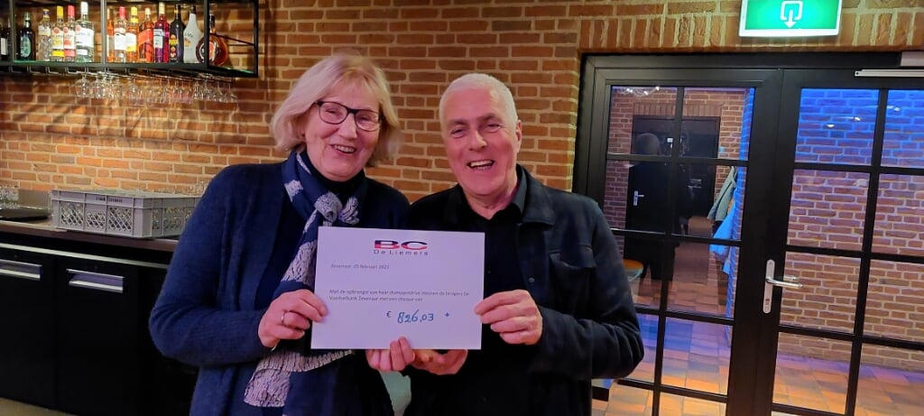 Henk de Reus is blij met de bijdrage van de bridgeclub