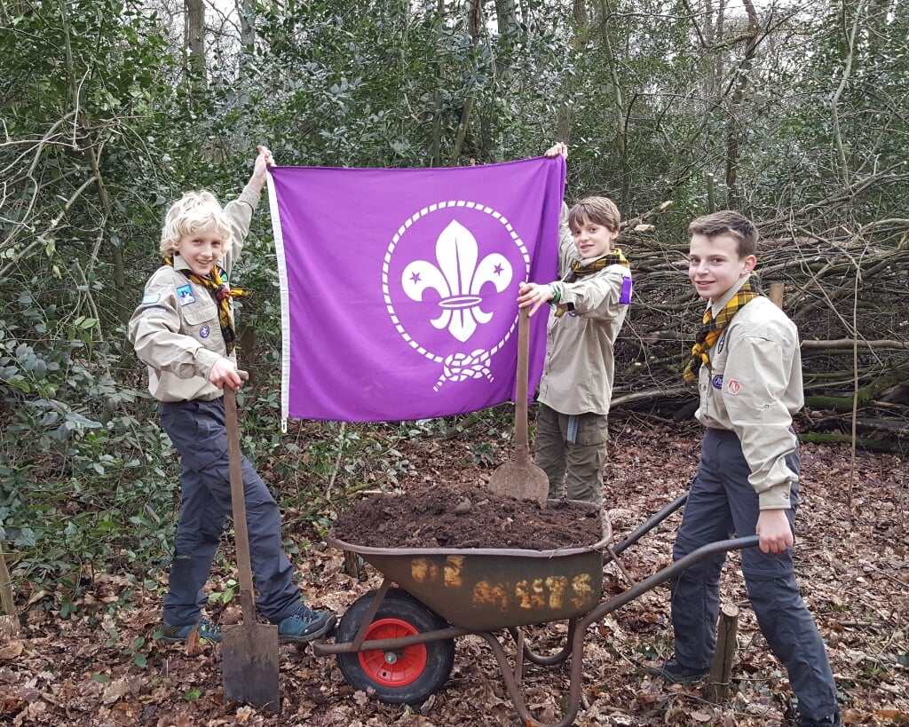 Scouts verkopen mest. (Foto: Scouting Paul Kruger)