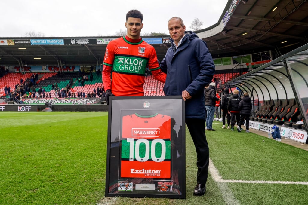Elayis Tavsan viert zijn 100e basisplaats tijdens NEC - FC Utrecht. Rechts Carlos Aalbers.  (Foto: Broer van den Boom/Orange Pictures)