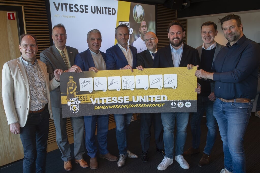 Zeven wethouders en Wim Ludeke (derde van links, voorzitter stichting Vitesse Betrokken) hebben een overeenkomst gesloten. (Foto: Vitesse Media) 