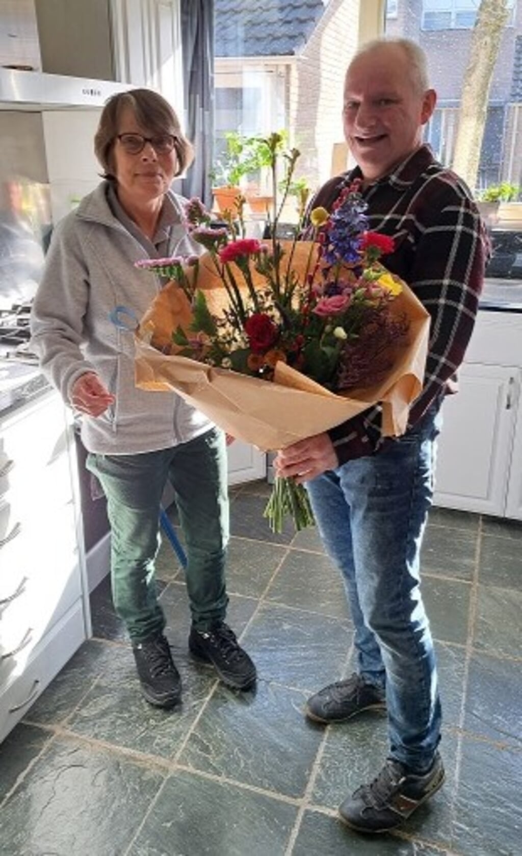 Wim wordt verrast met bloemen namens het Reumafonds. (foto: Ellen Bonouvrie)