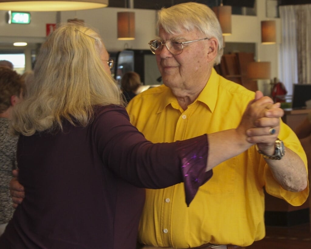 Dansen in Seniorencafé Burgerlust. (Foto: Ineke Janssen)