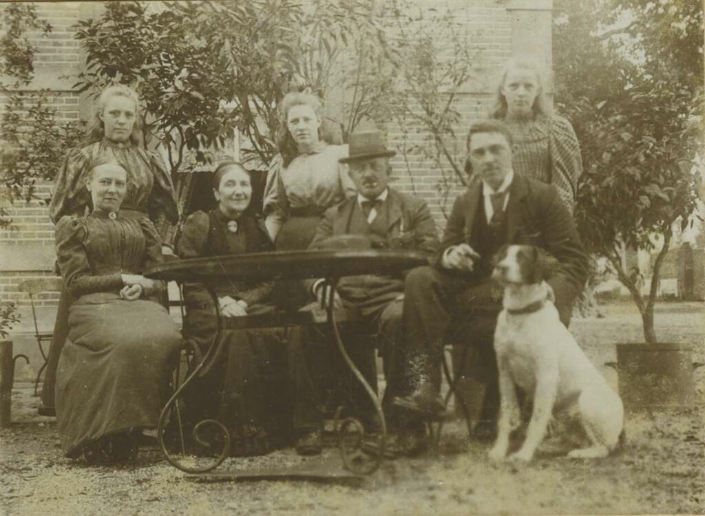 Familie Snoeck voor Huize Oud Heyendaal (1900). (Foto: Regionaal Archief Nijmegen)