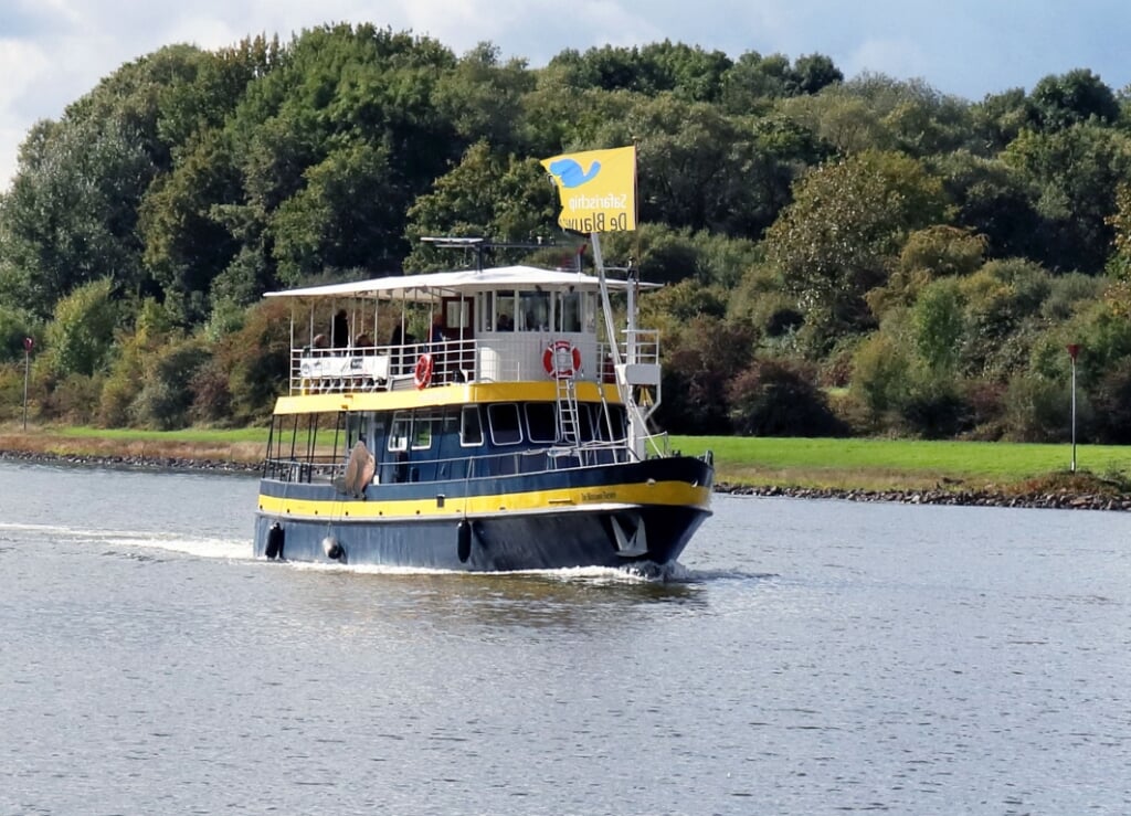 De Blauwe Bever vaart vanaf Rhenen over de Neder-Rijn. (foto: Cees van Doodeweerd - Stichting Rivieroevervaarten)