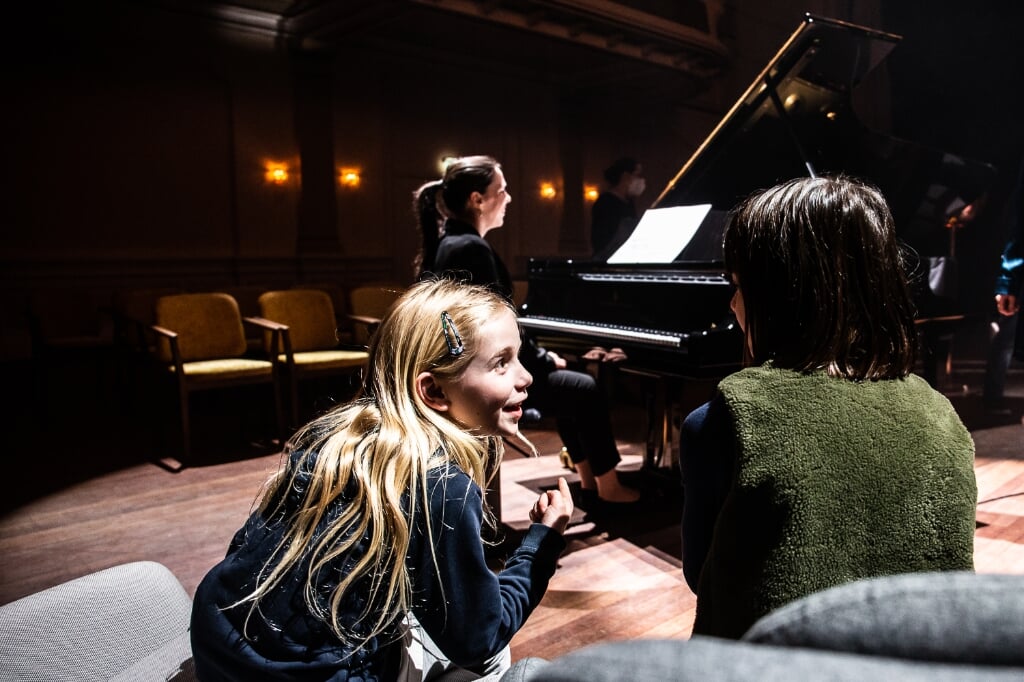 Doe vrijwilligerswerk tijdens de Piano Biënnale. (Foto: Melle Meivogel)