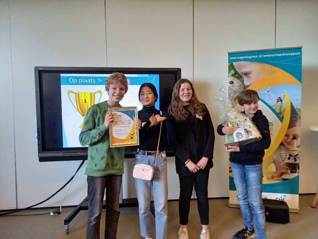 Ilja, Ellen, Eva en Boas met de eerste prijs. (foto: Femke Marvin)
