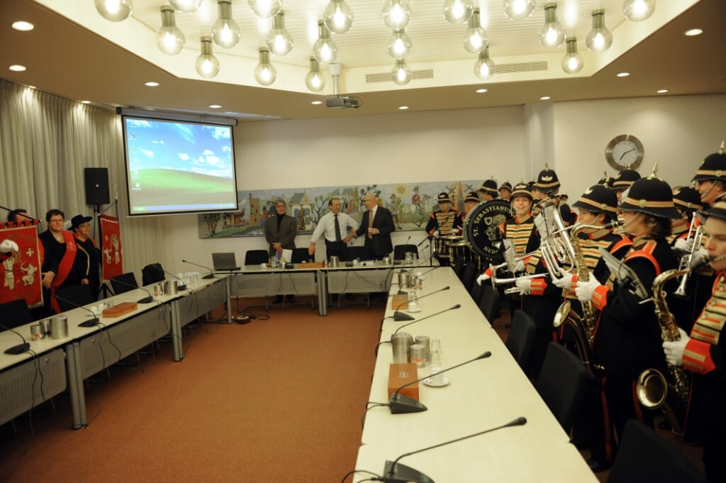 In 2010 bezocht Gendt de vergaderzaal om actie te voeren voor een zelf ontwikkeld Kulturhus. (foto: Sjaak Veldkamp)