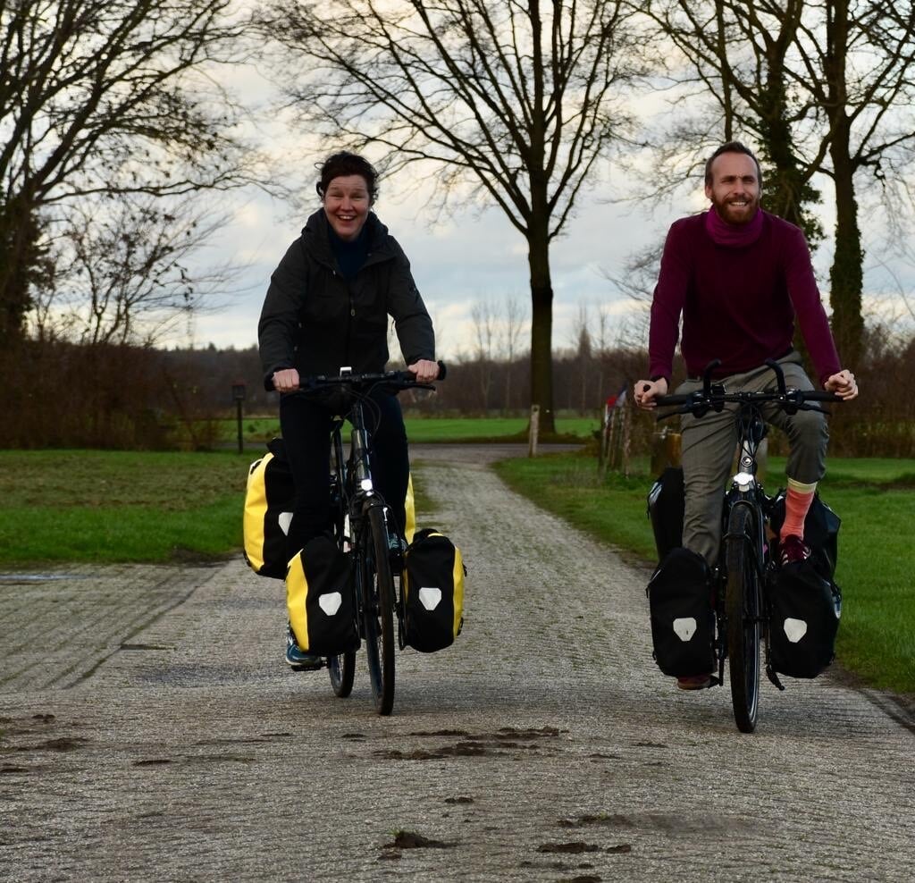 Diny en Pepijn op de fiets.