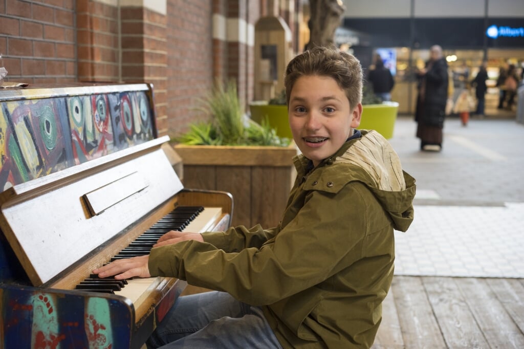 Caspar Hulleman achter de piano in station Nijmegen.