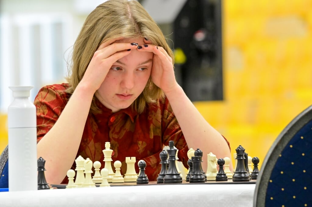 Josephine Damen gebogen over het schaakbord. (Foto: Ilja Kalle) 