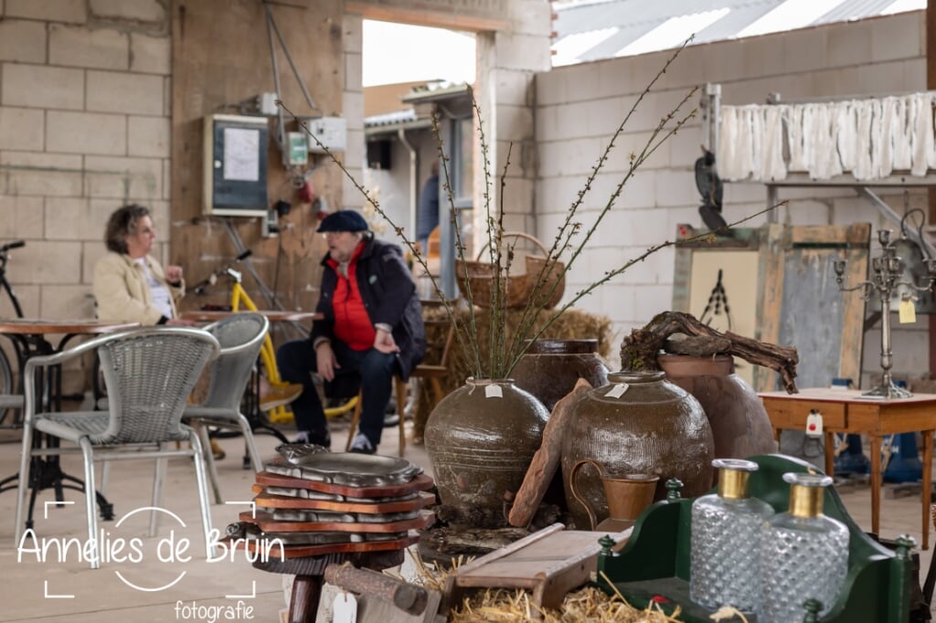 De brocante markt in een oude schuur. (Foto: Annelies de Bruin) 