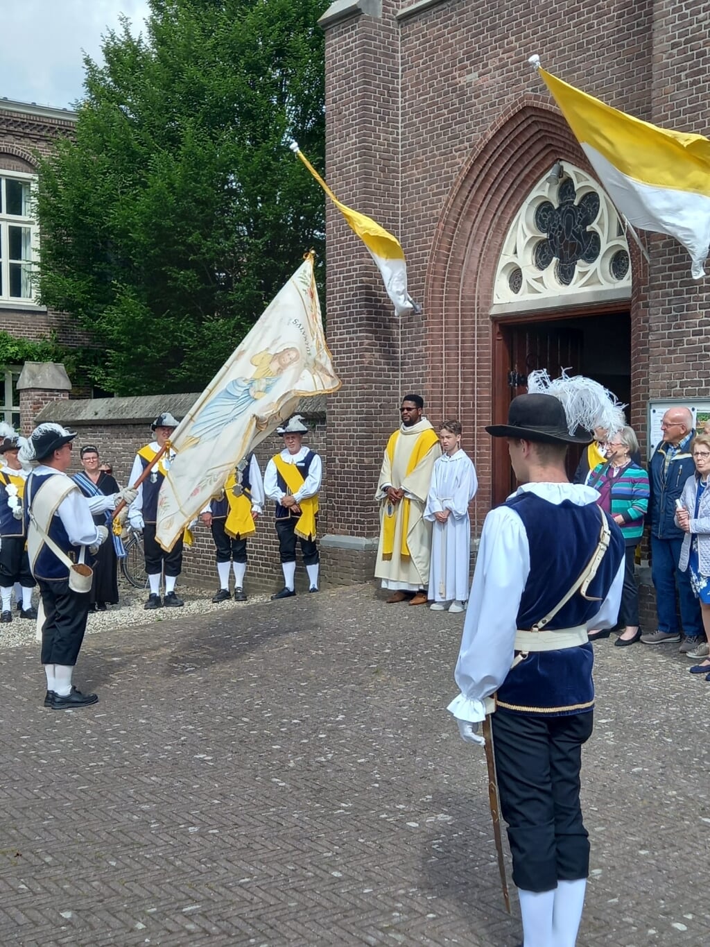 Donderdag 18 mei met Hemelvaart is het overvendelen in Nederasselt op de jaarlijkse Gildemis m.m.v. Mazing Joy en Yves Mambueni