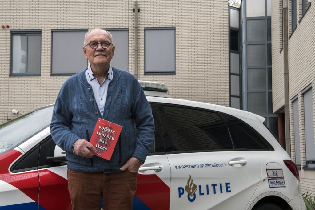Peter Martens met in de hand zijn boek 'Politie, vroeger was alles...'. (Foto: Ellen Koelewijn Fotografie)