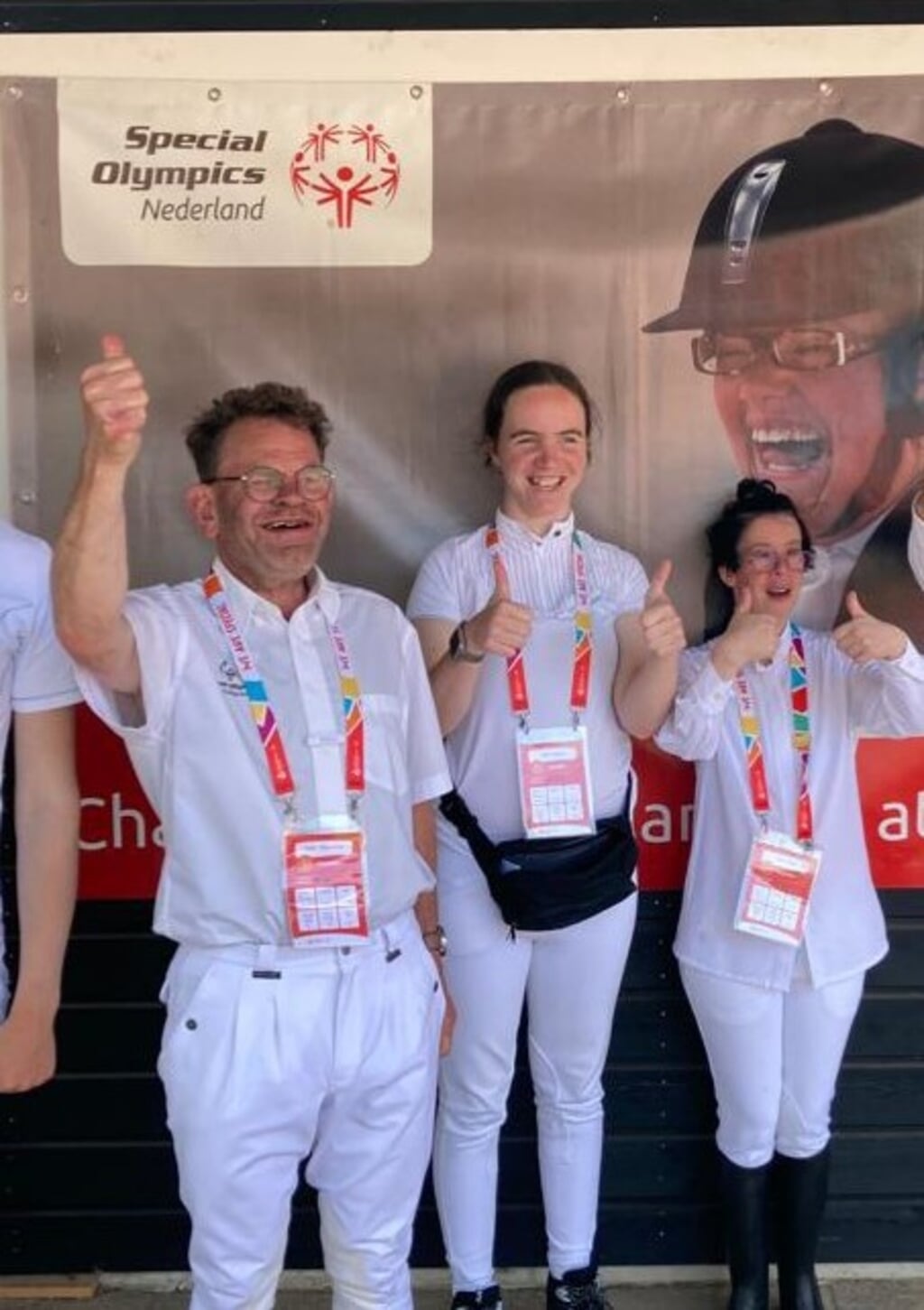 Van links naar recht:  Willie, Demi, Loes tijdens de Nationale Special Olympics in Twente 2022. (foto: Astrid Burgers)