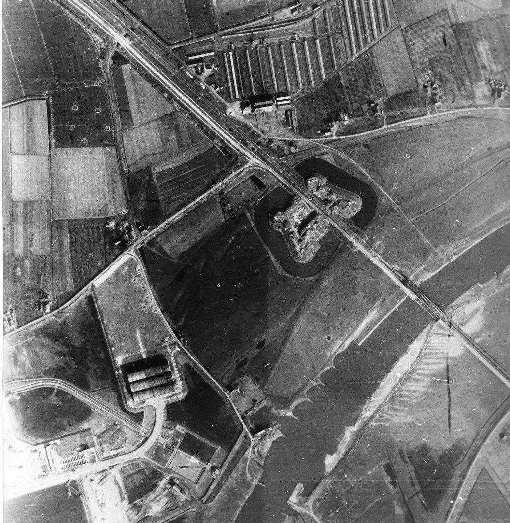 Luchtfoto met Fort Westervoort en na hoogwater weggespoelde loopgraven langs de IJssel (fotograaf onbekend)