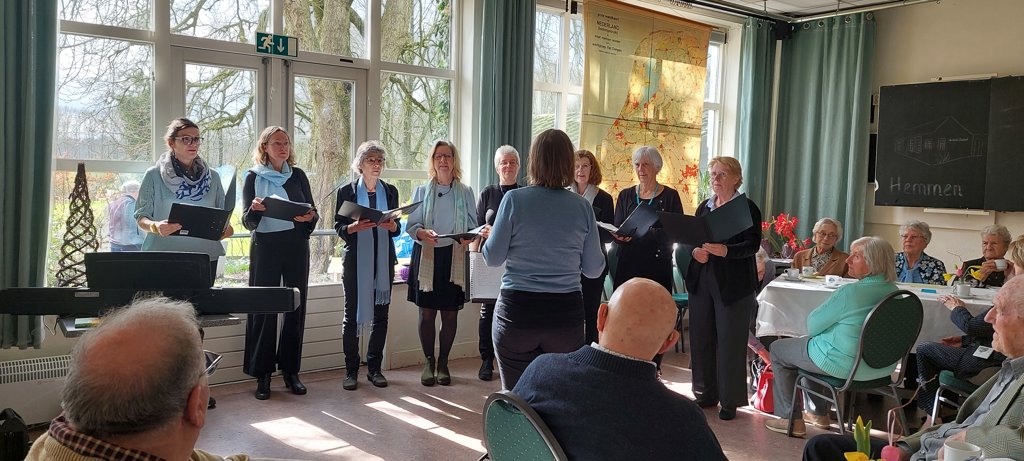 Het koor En suite zingt tijdens de voorjaarslunch voor de gasten van de Zonnebloem afdeling Zetten-Hemmen-Randwijk. (foto: Kitty Arends)