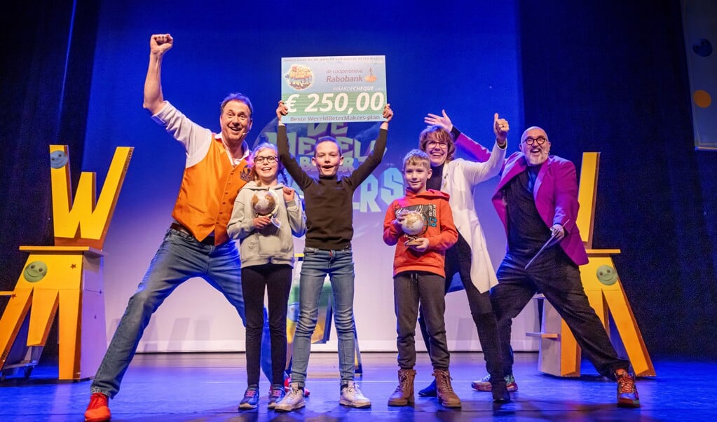 De klas met het beste idee om de wereld om hen heen te verbeteren wordt tijdens de voorstelling door Rabobank beloond met een cheque van €250,-.