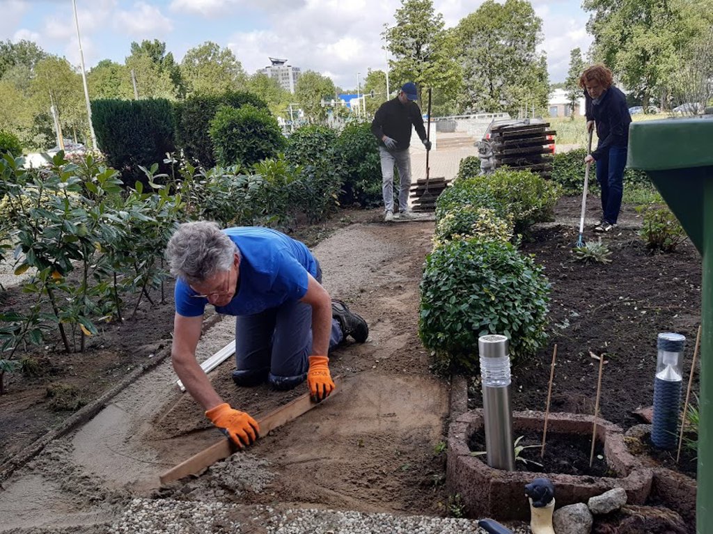 Flex-vrijwilligers verrichten een tuinklus. (Foto: Stichting Present Arnhem)