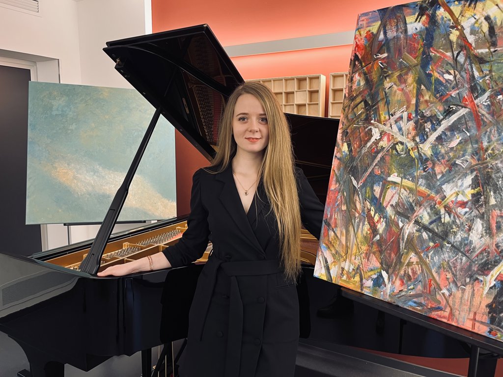 Pianiste Nicole Rudi verklankt en schildert muziek van componist Franz Liszt. (Foto: Stephan Körner)