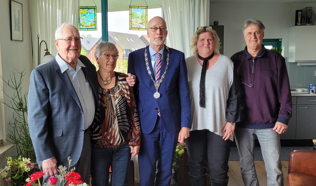 Links Wim en Henny Brinkenberg met burgemeester Arend van Hout en rechts zoon Jaap met echtgenote Tanja (Foto: Alie Engelsman)