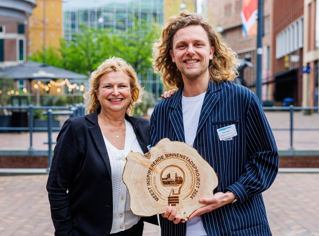 Marian van Hooij en Robby Bakker van Platform Binnenstad Arnhem tonen trots de prijs.  