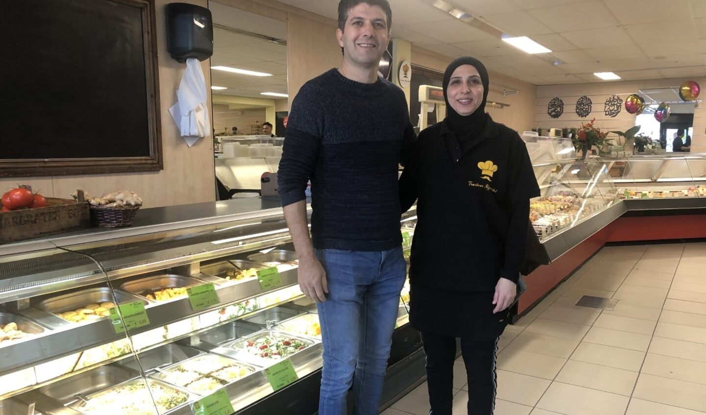Yaser Al Jwabreh en zijn vrouw Remah bieden bij Traiteur Nijverdal naast Hollandse salades ook Arabische gerechten. 