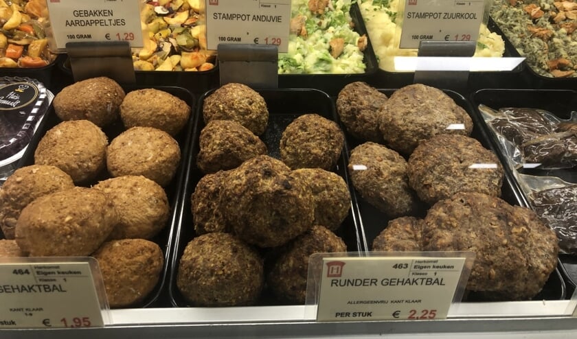 Yaser Al Jwabreh en zijn vrouw Remah bieden bij Traiteur Nijverdal naast Hollandse salades ook Arabische gerechten.