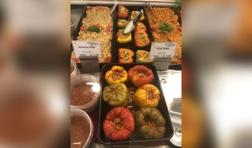 Yaser Al Jwabreh en zijn vrouw Remah bieden bij Traiteur Nijverdal naast Hollandse salades ook Arabische gerechten. 