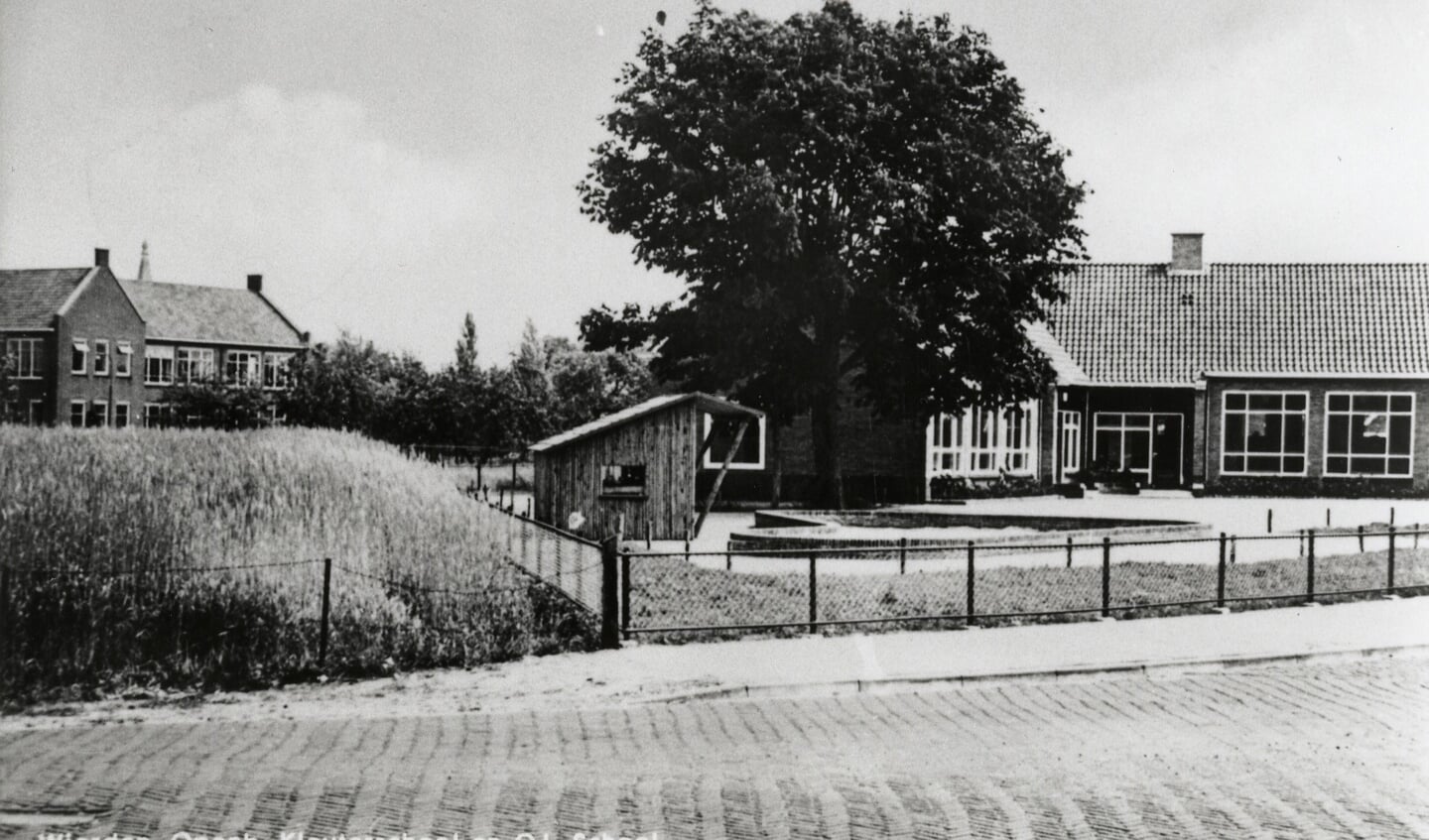 Openbare kleuterschool De Zonnehoek en op de achtergrond Openbare Lagere School bij de opening in 1962.