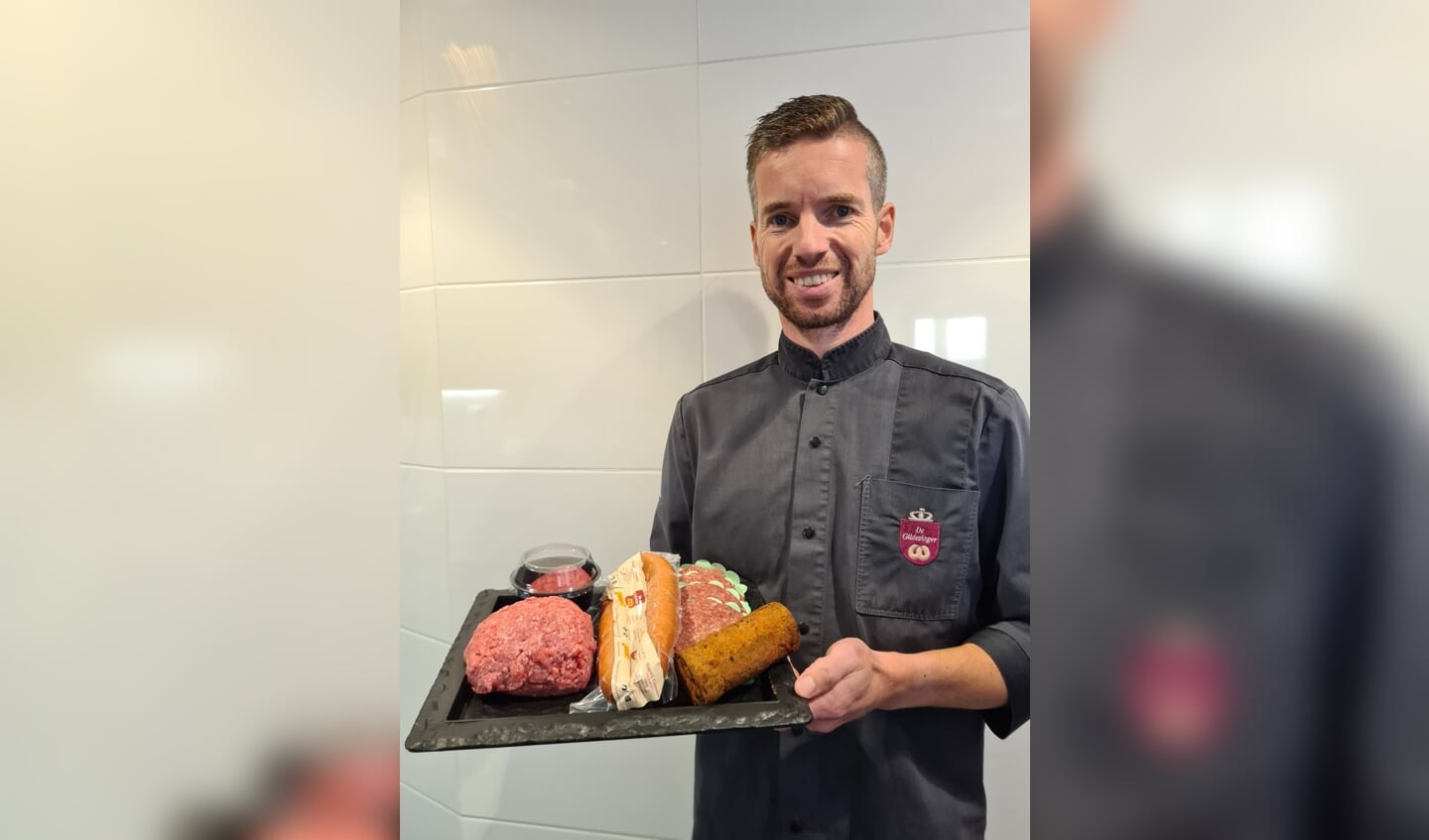 De voordeeltas is gevuld met:
stukje grillworst
500 gram gemengd gehakt
bakje filet american
rookworst
4 hamburgers
normaal €21,75 nu voor maar €17,50