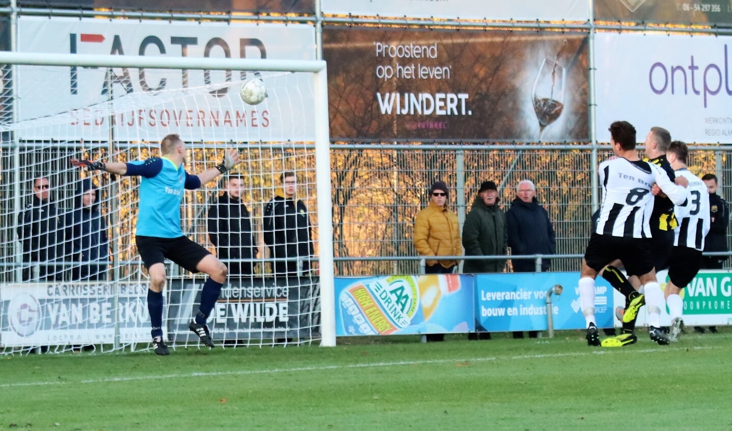 Ronald Te Morsche scoort de 2-1 tussen de 2 Enterse verdedigers.