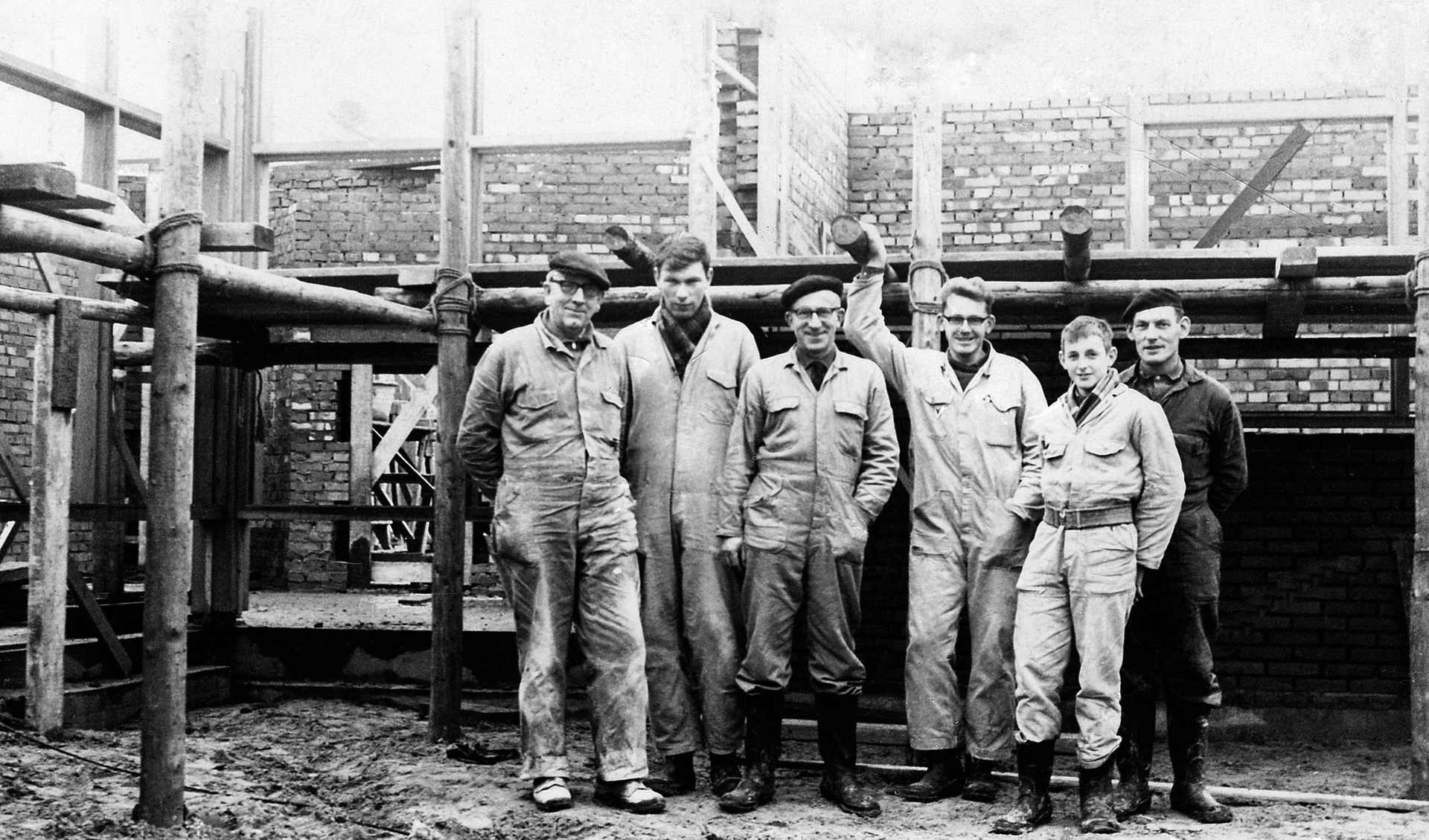 V.l.n.r. Arie Rooimans, Gerrit Bolink, Hendrik ter Haar, Gerrit Timmerman, Henk van de Kolk en Gerrit Lichtenberg. De houten steigers zijn de zogenaamde 'juffers'.