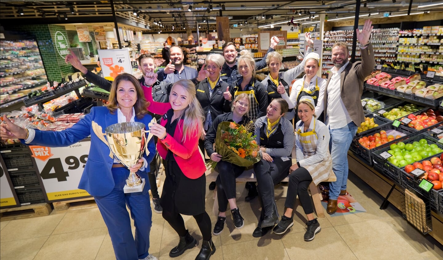Colet van Eerd overhandigde een grote beker als blijk van waardering aan de Wierdense Jumbo-filiaalmanager Carolien Mensink.